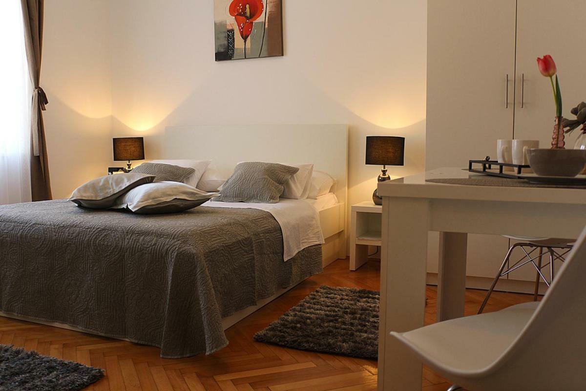 Downtown Main Street Apartman *