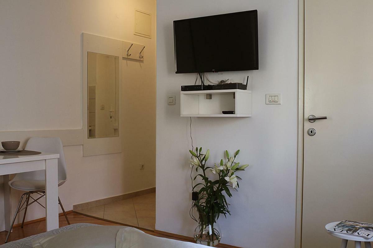 Downtown Main Street Apartman