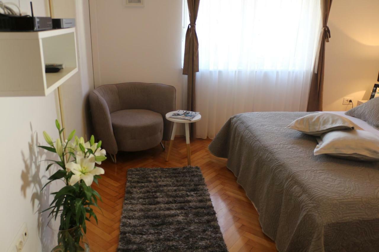 Downtown Main Street Apartman *